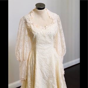Vintage Cream Lace Wedding Dress